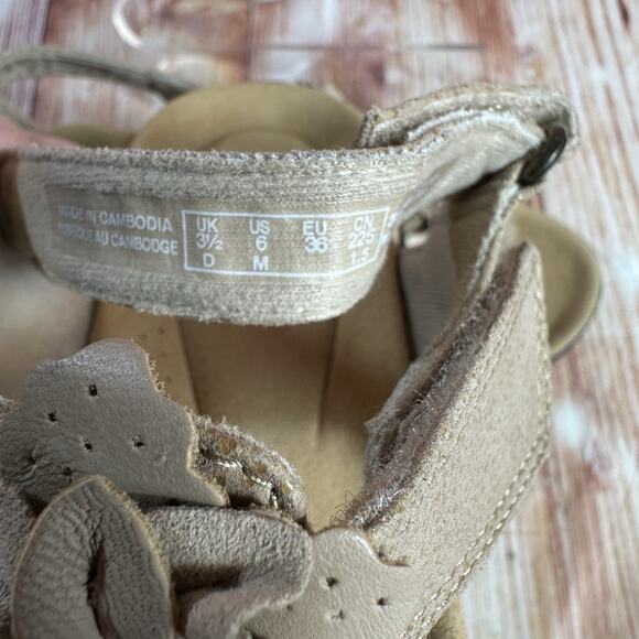 Clarks MERLIAH SHERYL Size 6 Tan Suede Floral Ankle Strap Sandals Open Toe Shoes - Picture 11 of 11